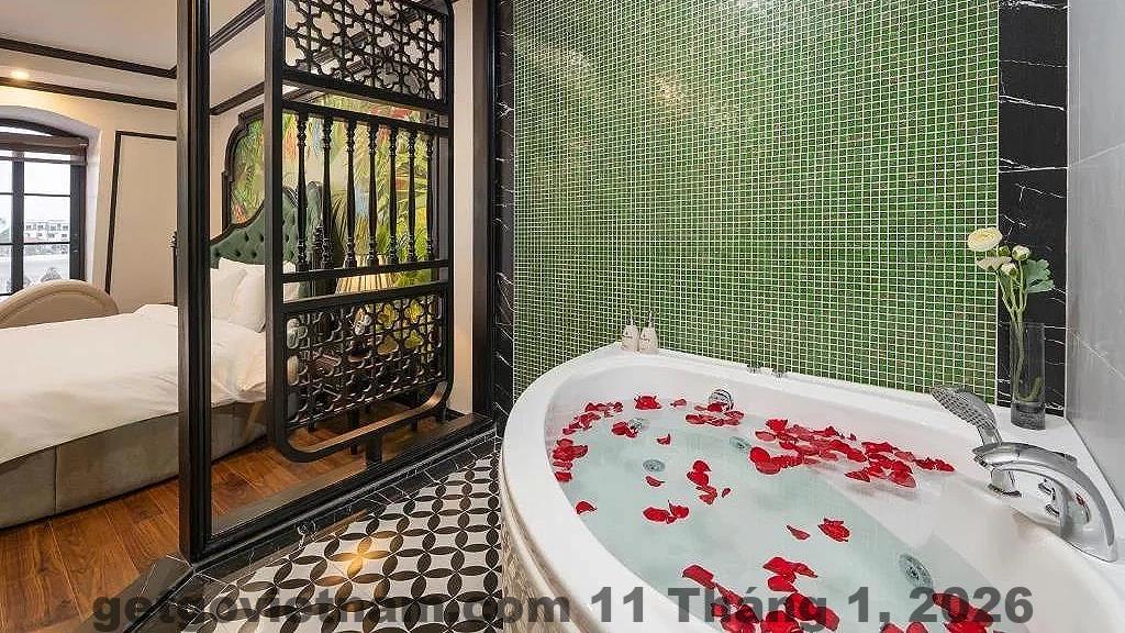 Royal Hotel & Spa Vĩnh Yên Review 2026: Có Đáng Ở Không? 2 Mặt tiền Royal Hotel & Spa Vĩnh Yên với thiết kế hiện đại tại khu đô thị Chùa Hà Tiên