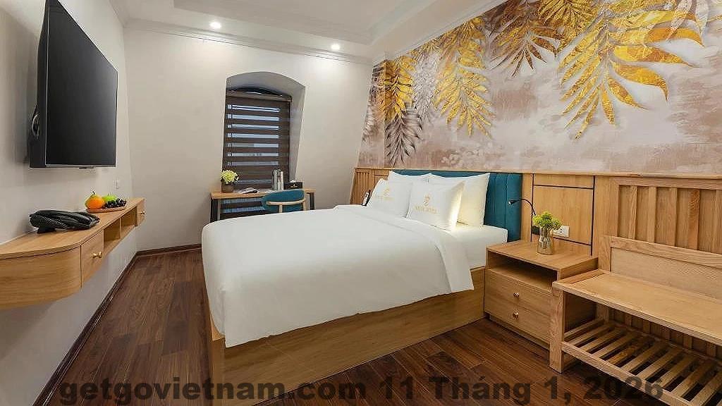 Royal Hotel & Spa Vĩnh Yên Review 2026: Có Đáng Ở Không? 7 Nhân viên lễ tân Royal Hotel & Spa Vĩnh Yên phục vụ khách