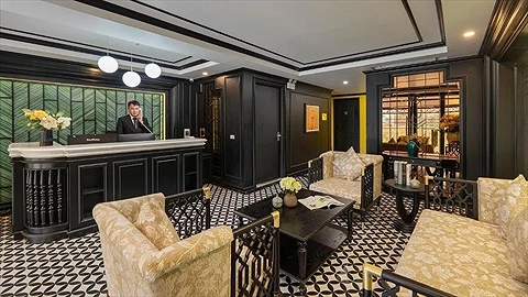 Không gian phòng ngủ Royal Hotel & Spa Vĩnh Yên 2 với nội thất đơn giản và sạch sẽ