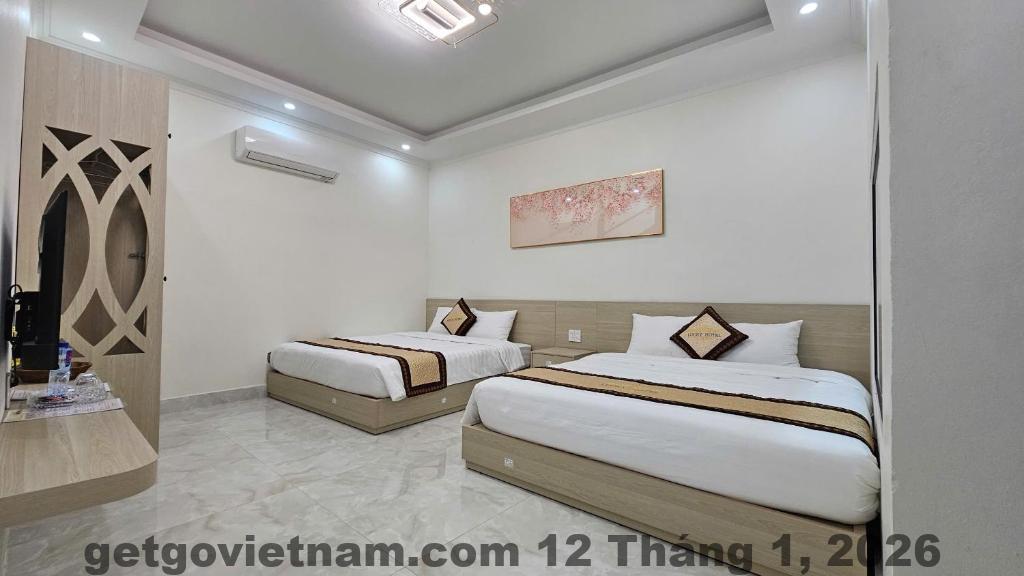 Phòng khách sạn rộng rãi, sạch sẽ với nội thất hiện đại.