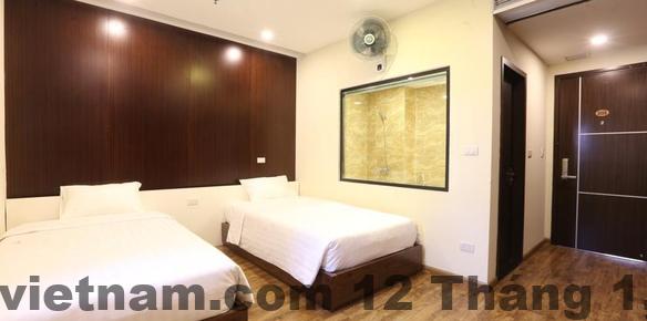 Khu vực xung quanh Au Viet Hotel Hanoi trên đường Nguyễn Hoàng, nhiều hàng quán và văn phòng