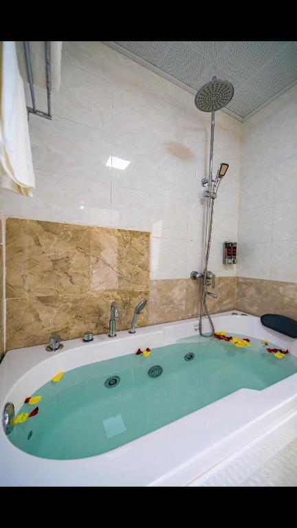 Phòng ngủ tiêu chuẩn tại Hạ Long Park Hotel với nội thất cơ bản