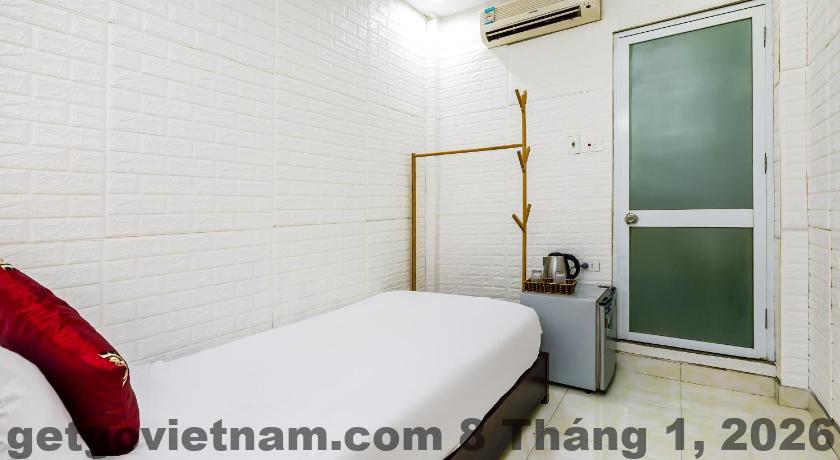 Phòng ngủ tại OYO 604 Queen Hotel - Nội thất cơ bản, sạch sẽ, nhưng cần bảo trì nhẹ