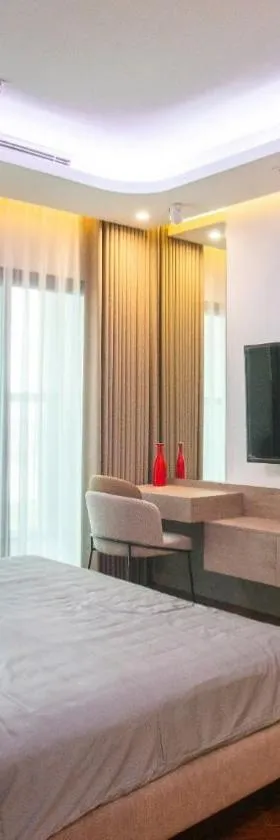 Phòng ngủ Minh Quang Hotel với giường lớn, nội thất gỗ cơ bản