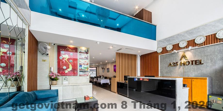 Khu vực lễ tân Kawasaki Hotel Cầu Giấy với phong cách truyền thống, phục vụ nhanh