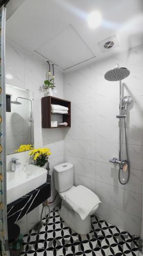 Không gian sinh hoạt chung nhỏ tại Hanoi Asia Guest House, phù hợp nghỉ ngơi ngắn hạn