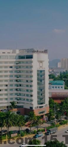 Phòng khách sạn với thiết kế đơn giản nhưng đủ tiện nghi.