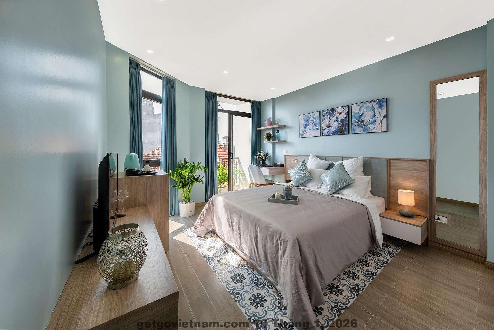 Phòng ngủ tiêu chuẩn tại Corona Hanoi House với nội thất đơn giản và ánh sáng vàng