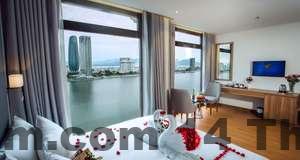 Hồ bơi tại Lavender Riverside Hotel với không gian thư giãn tuyệt vời
