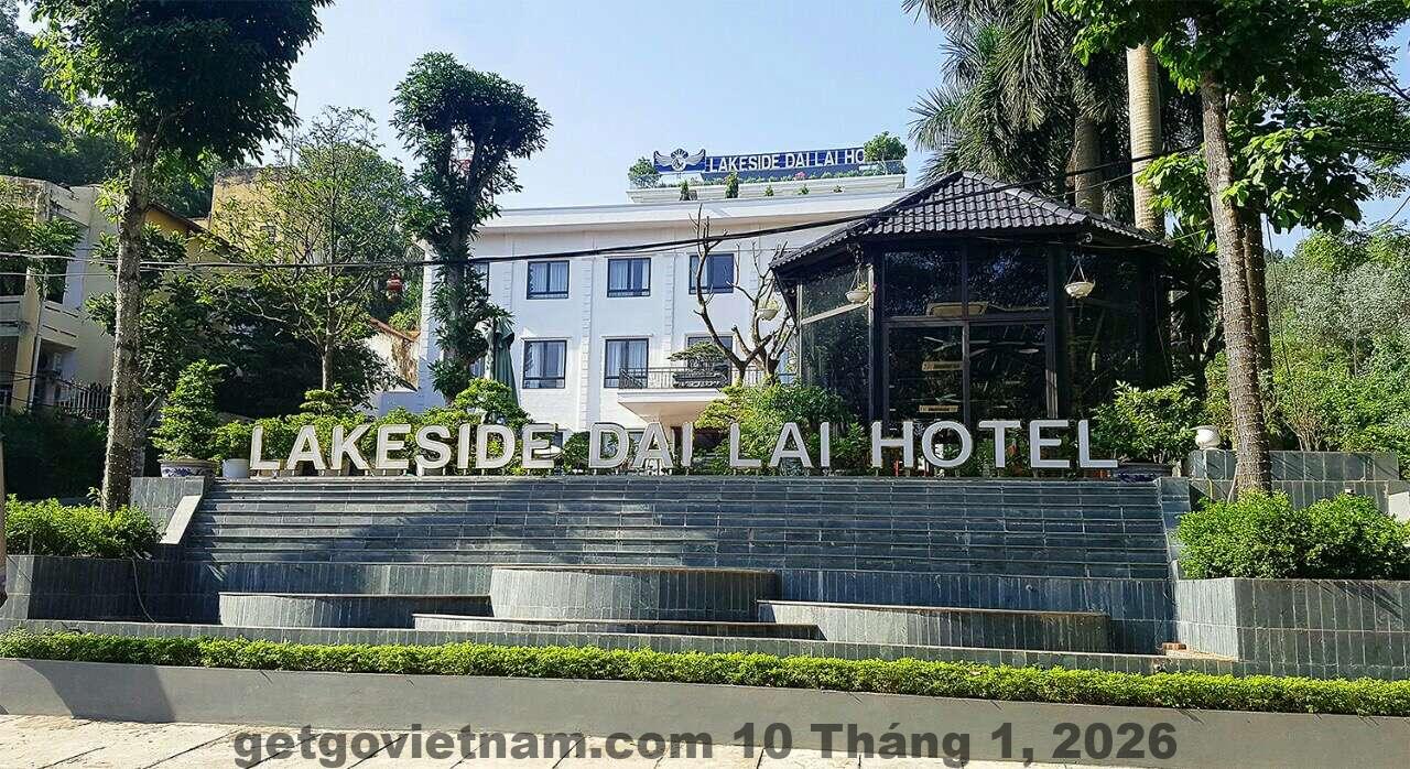 Tổng thể Lakeside Dai Lai Hotel nhìn từ hồ Đại Lải, không gian yên tĩnh và nhiều cây xanh