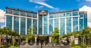 Hồ bơi ngoài trời tại khách sạn Saigon KimLien, tạo không gian thư giãn tuyệt vời cho du khách.