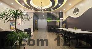 Hồ bơi ngoài trời, là một điểm nhấn thư giãn của khách sạn, nhưng có thể hơi đông vào mùa cao điểm.