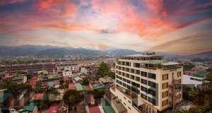 Khách sạn Thái Hà Luxury Hotel nằm ở Cốc Lếu, Lào Cai, với không gian thoáng mát, gần các khu du lịch thiên nhiên.