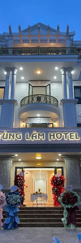 Nhân viên khách sạn luôn vui vẻ và sẵn sàng hỗ trợ khách hàng trong mọi tình huống.