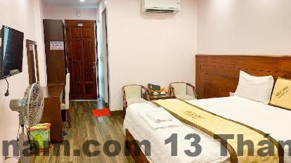 Hồ bơi ngoài trời tại khách sạn, tuy không quá lớn nhưng là nơi thư giãn lý tưởng.