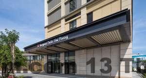 Bức ảnh thể hiện một không gian xung quanh khách sạn với môi trường xanh mát, lý tưởng cho những ai yêu thích sự yên tĩnh.