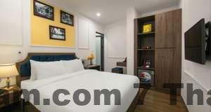 Khu vực lễ tân Charming Moon Hotel với nhân viên thân thiện