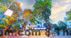 Phòng khách sạn đơn giản nhưng đầy đủ tiện nghi với không gian sáng sủa, tạo cảm giác thoải mái cho khách hàng.