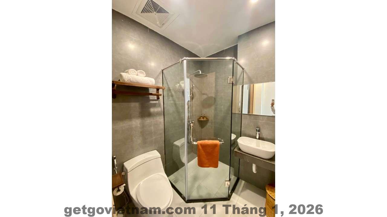 Nhân viên Trường Giang Boutique Hotel hỗ trợ khách với thái độ thân thiện