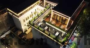 Phòng nghỉ Mường Thanh Luxury Cao Bằng rộng rãi với nội thất gỗ truyền thống