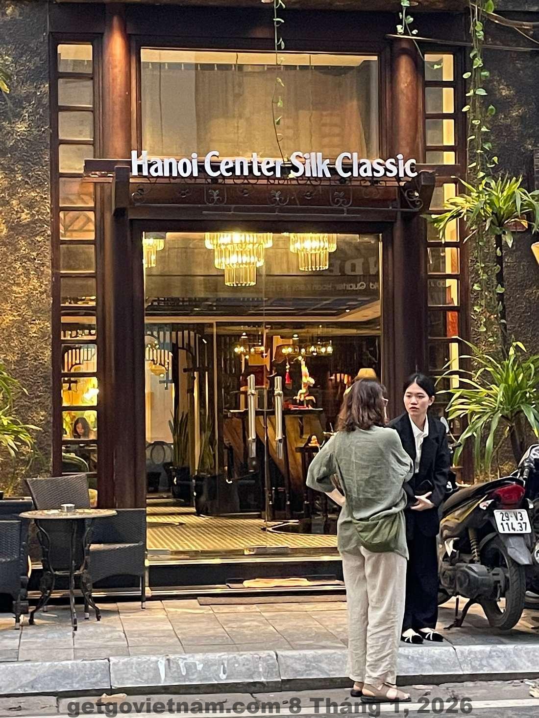 Nhân viên lễ tân Flora Centre Hotel & Spa thân thiện, giao tiếp tiếng Anh tốt