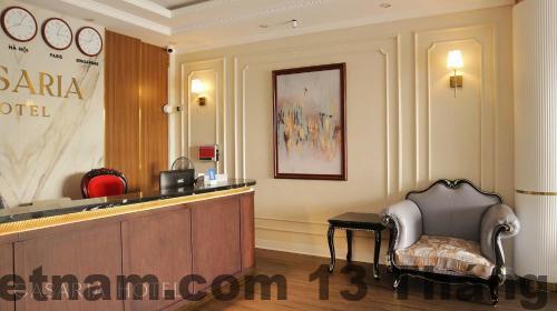 Nhân viên phục vụ nhiệt tình tại quầy lễ tân của CASARIA Hotel.