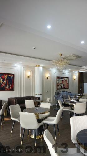 Bảng giá tại khách sạn, với các mức giá hợp lý cho các loại phòng.