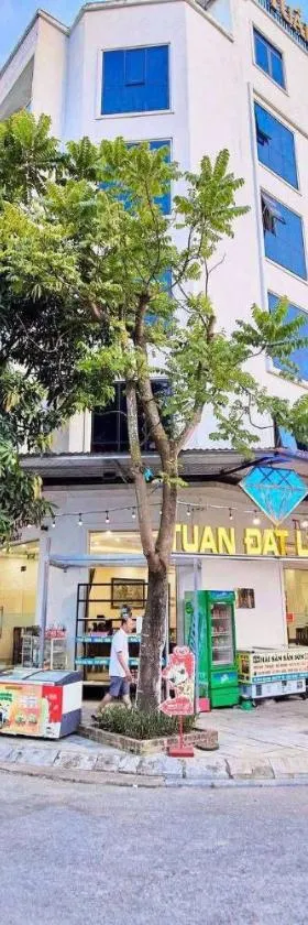 Nhân viên tại Khách Sạn Tường Huệ phục vụ nhiệt tình và thân thiện