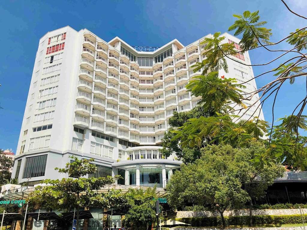 Phòng ngủ Diamond Luxury Hotel Hạ Long với giường lớn, nội thất hiện đại và ánh sáng tự nhiên