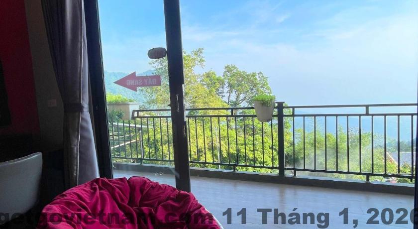 Phòng nghỉ Hoa Binh Tam Dao Hotel với nội thất gỗ và ban công