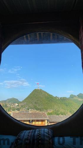 Lối đi đá trong bản Lô Lô Chải dẫn tới các ngôi nhà trình tường cổ