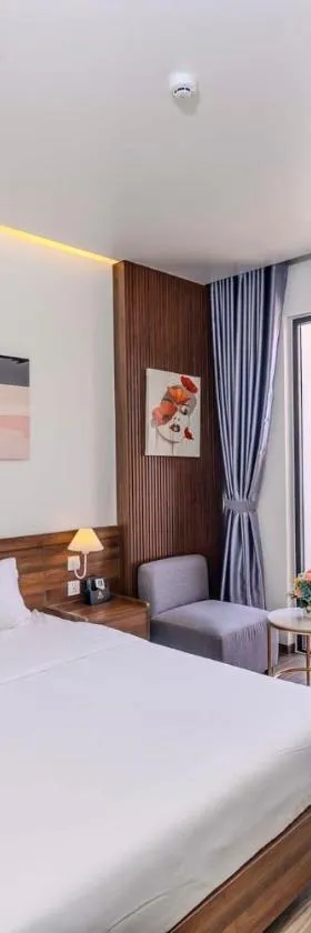 Hồ bơi tại khách sạn Phương Hồng, không gian yên tĩnh và thư giãn.