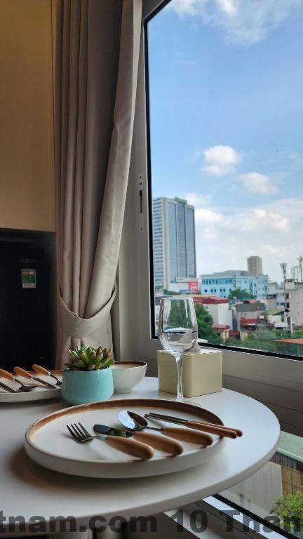 Bữa sáng buffet tại khách sạn với nhiều lựa chọn món ăn.