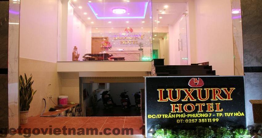 Phòng tắm Khách sạn Phù Hoa thiết kế đơn giản, đủ dùng