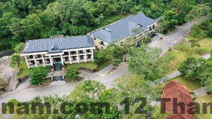 Phòng nghỉ tại khách sạn với thiết kế mở, mang lại cảm giác thư giãn và thoải mái.