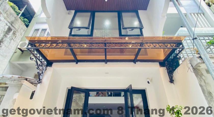 Phòng ngủ tại Happy Nest Homestay Hà Nội thiết kế tối giản, có giường đôi và ánh sáng dịu