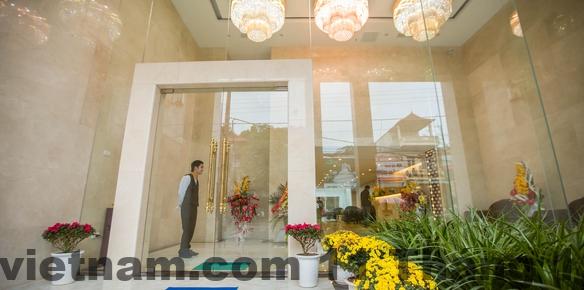 Phòng nghỉ tiêu chuẩn tại New Century Hotel với nội thất gỗ và diện tích rộng