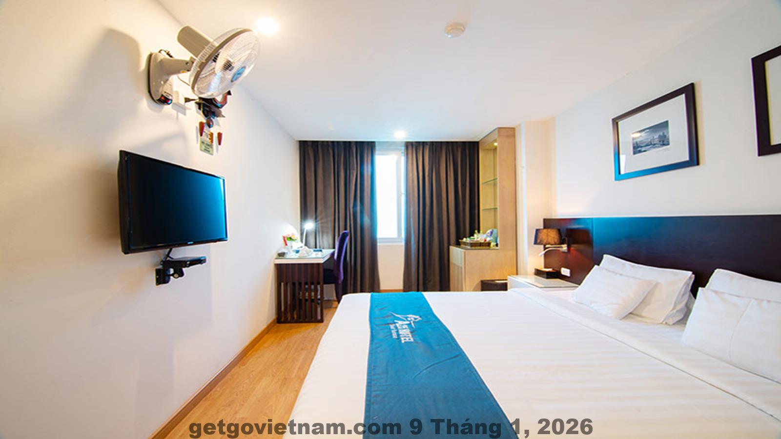 Khu vực Trần Thái Tông Cầu Giấy với nhiều văn phòng và nhà hàng xung quanh khách sạn A25