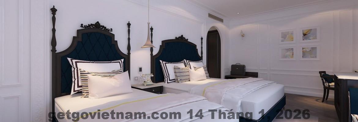 Khu vực sảnh lễ tân Fivitel Danang Hotel với đội ngũ nhân viên hỗ trợ khách