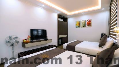 Khách sạn cung cấp các tiện ích như hồ bơi, phòng gym và khu spa.