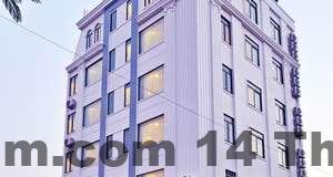 Phòng ngủ tiêu chuẩn tại 3MG Lakeside Hotel với thiết kế đơn giản, ánh sáng vàng ấm