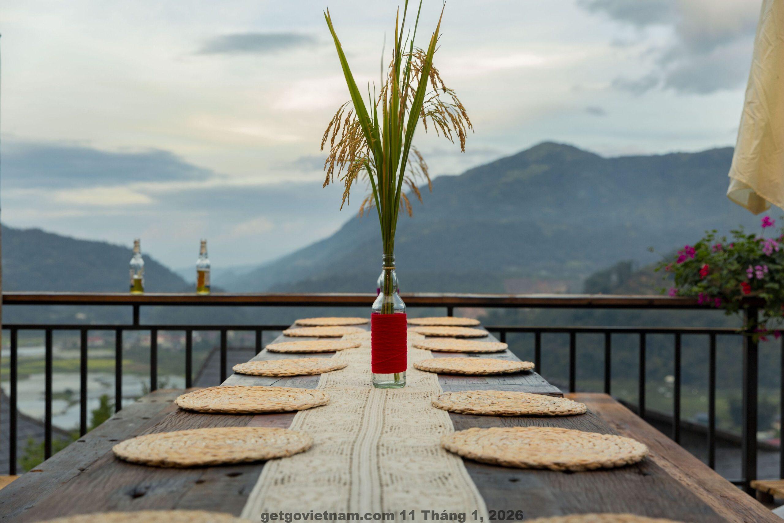 Bữa sáng tại khách sạn gồm các món ăn phổ biến như phở, bánh mì, và một số món ăn phương Tây