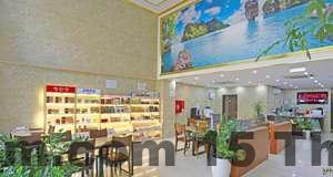 Phòng ngủ tại Suji Hotel với nội thất hiện đại và thoải mái.