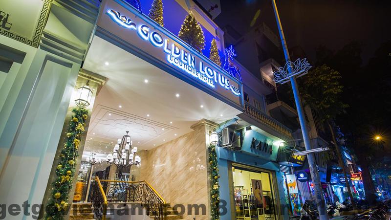 Nhân viên lễ tân Golden Art Hotel thân thiện và hỗ trợ khách rất nhiệt tình