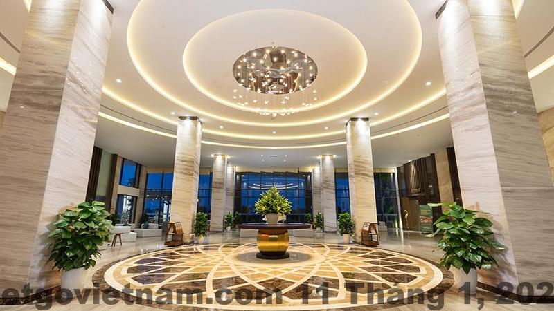 Khu vực lễ tân nhỏ gọn của Khách sạn Hoàng Anh Tam Đảo