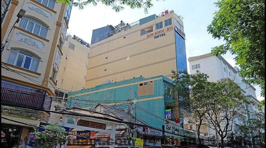 Khu vực ăn sáng Kim Hotel & Apartment đơn giản, món ăn cơ bản