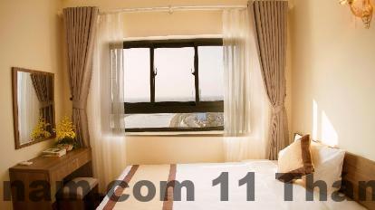 Phòng ngủ tiêu chuẩn tại Khách sạn Tiến Lộc Palace Hà Nam với nội thất gỗ và không gian rộng