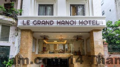 Phòng nghỉ rộng rãi tại Hotel The Hanoi với thiết kế hiện đại và bàn làm việc lớn
