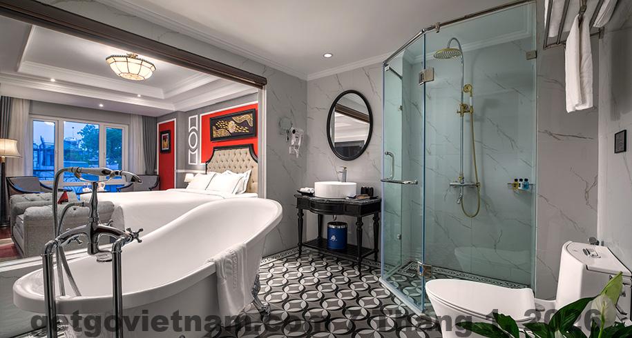 Phòng Acoustic Suite rộng rãi với giường lớn và nội thất hiện đại