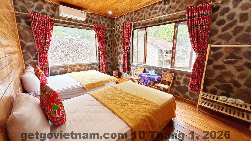 Phòng nghỉ Homestay A Sỹ xây bằng đá, nội thất gỗ mộc mạc